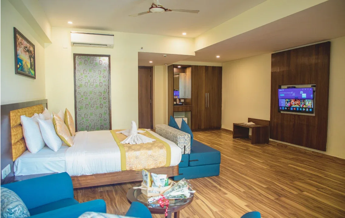 Junior Suite with bed, sofa and wall-mounted TV