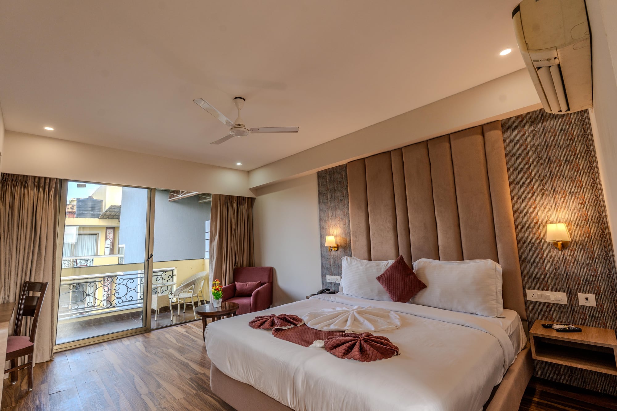 Deluxe Pool View room with bathtub: king bed and balcony doors
